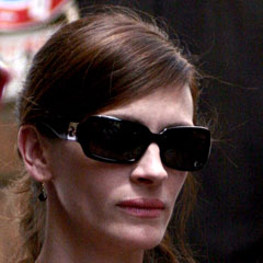 Julia Roberts con occhiali Fendi FS451 nel thriller Duplicity