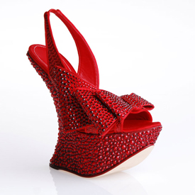 Alberta Ferretti disegna scarpe rosso rubino per i 70 anni del Mago di Oz
