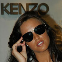 Kenzo Eyewear: Perla Pendenza presta il suo volto alla nuova collezione