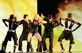 I ballerini di Madonna indossano le camicie Brooks Brothers nello Sticky and Sweet Tour