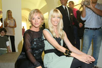 Alberta Ferretti presenta la sua prima fragranza insieme a Claudia Schiffer