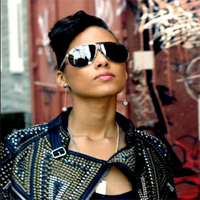 Alicia Keys sceglie occhiali "Panamerika 1" di Carrera